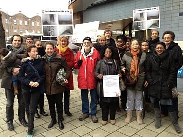 SP Oost samen met bewoners vna de Architectenbuurt in actie (Fotografie Nynke Vissia)